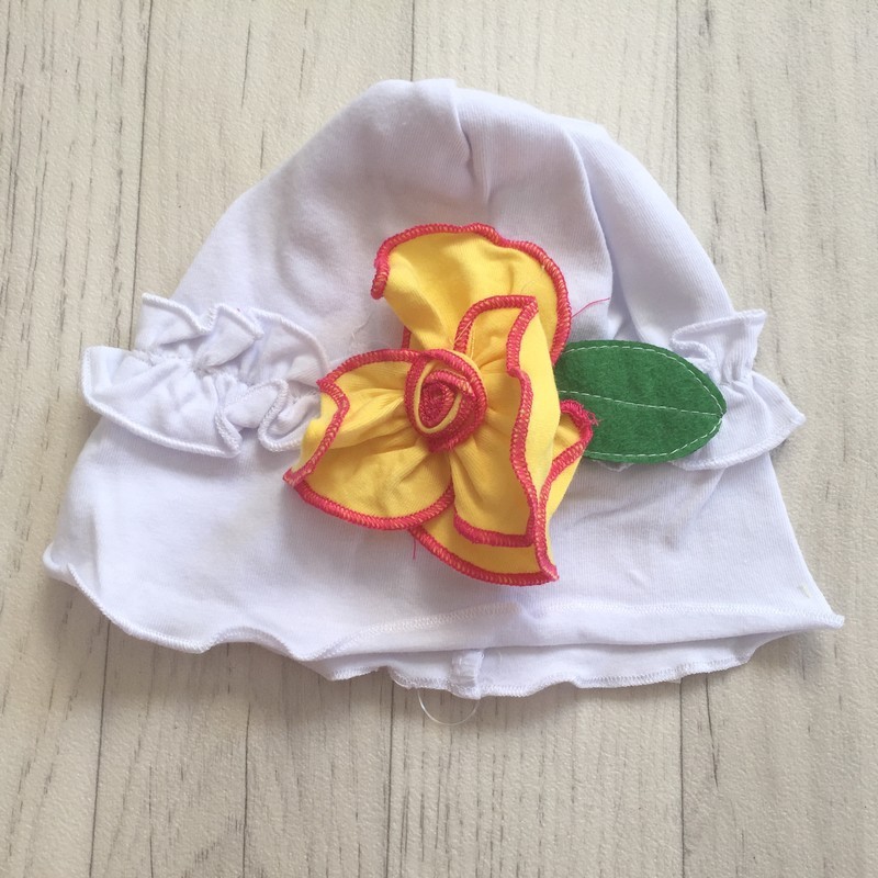Bonnet fille en coton fin modèle blanc à fleur jaune 