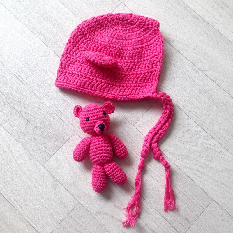 Set bonnet monkey et doudou en crochet, modèle fuchsia Réf.12
