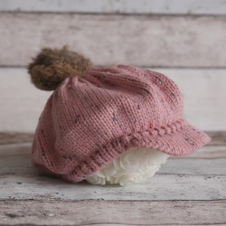 Bonnet casquette et pompon modèle rose tacheté
