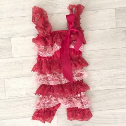 Salopette bébé en dentelle fraise/rose clair 