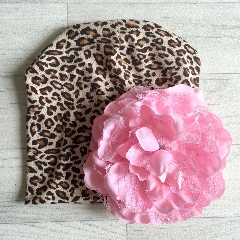 Bonnet en coton modèle léopard fleur blanche
