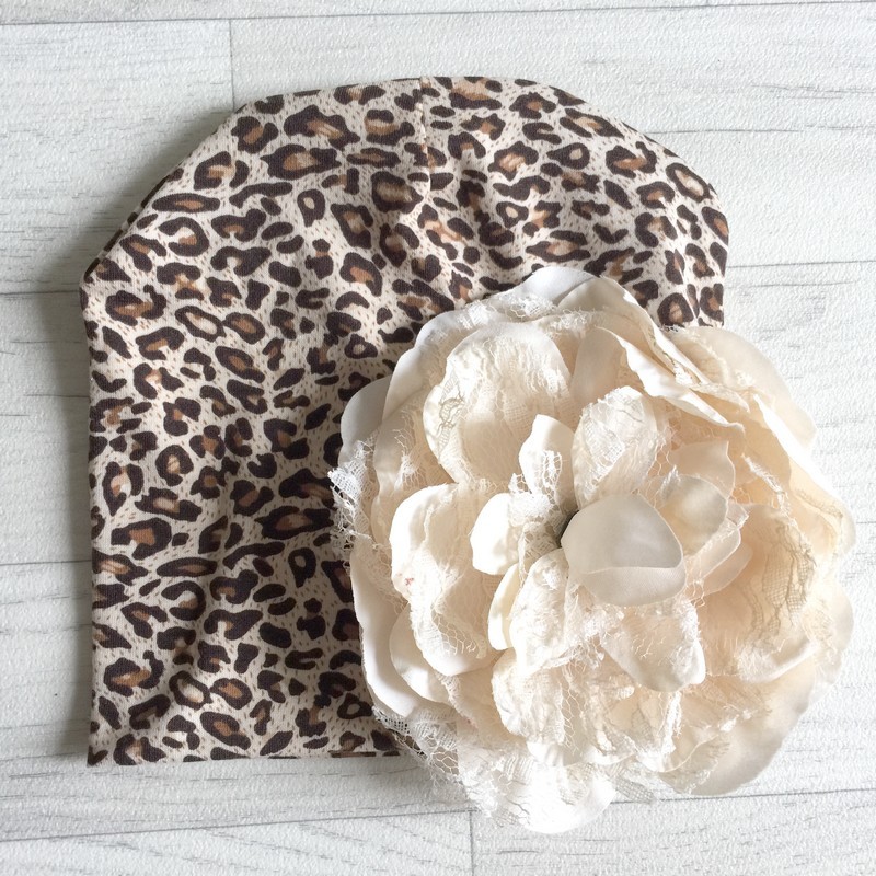 Bonnet en coton modèle léopard fleur crème