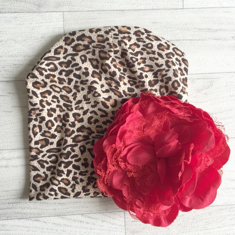 Bonnet en coton modèle léopard fleur rouge