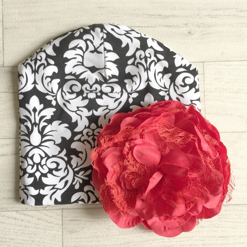Bonnet en coton modèle baroque fleur rouge