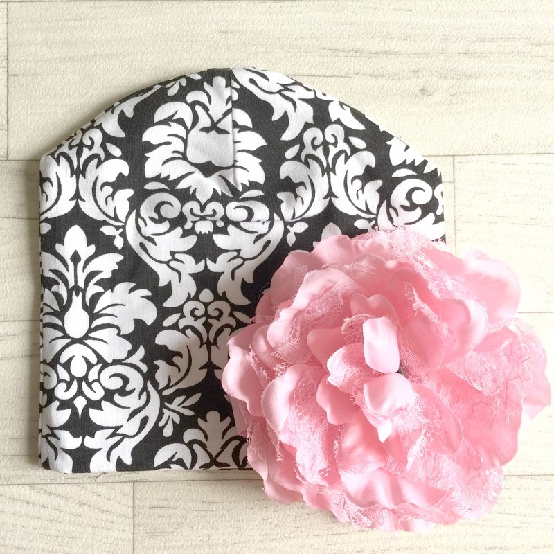 Bonnet en coton modèle baroque fleur rose