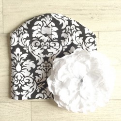 Bonnet en coton modèle baroque fleur blanche